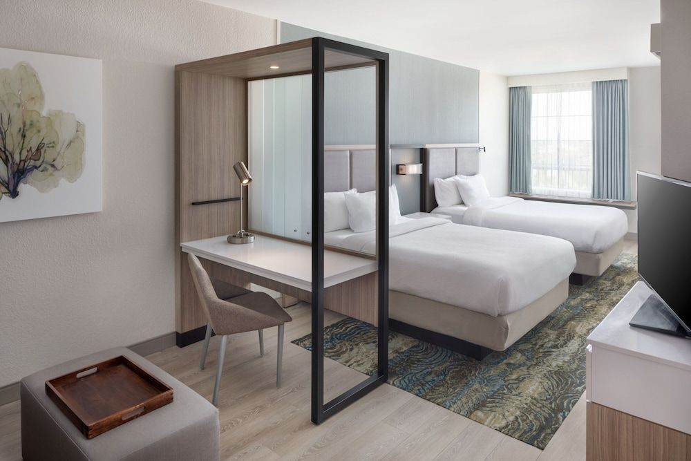 Suite, Multiple Beds (Mobility/Hearing Access, Roll-in Shwr)