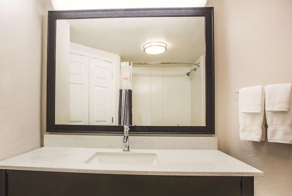 La Quinta Inn & Suites by Wyndham Las Vegas Summerlin Tech Room, 2 Double Beds, Non Smoking 4