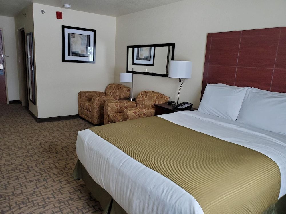 Cobblestone Inn & Suites - Barron Suite, 1 Queen Bed, Non Smoking 3