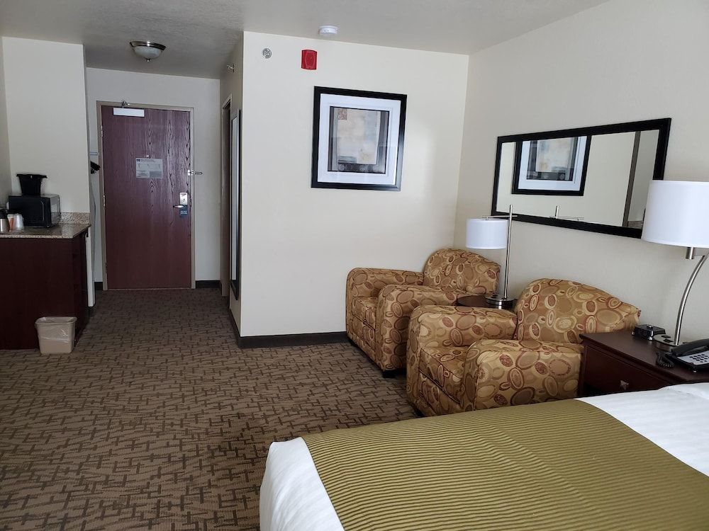 Cobblestone Inn & Suites - Barron Suite, 1 Queen Bed, Non Smoking 6