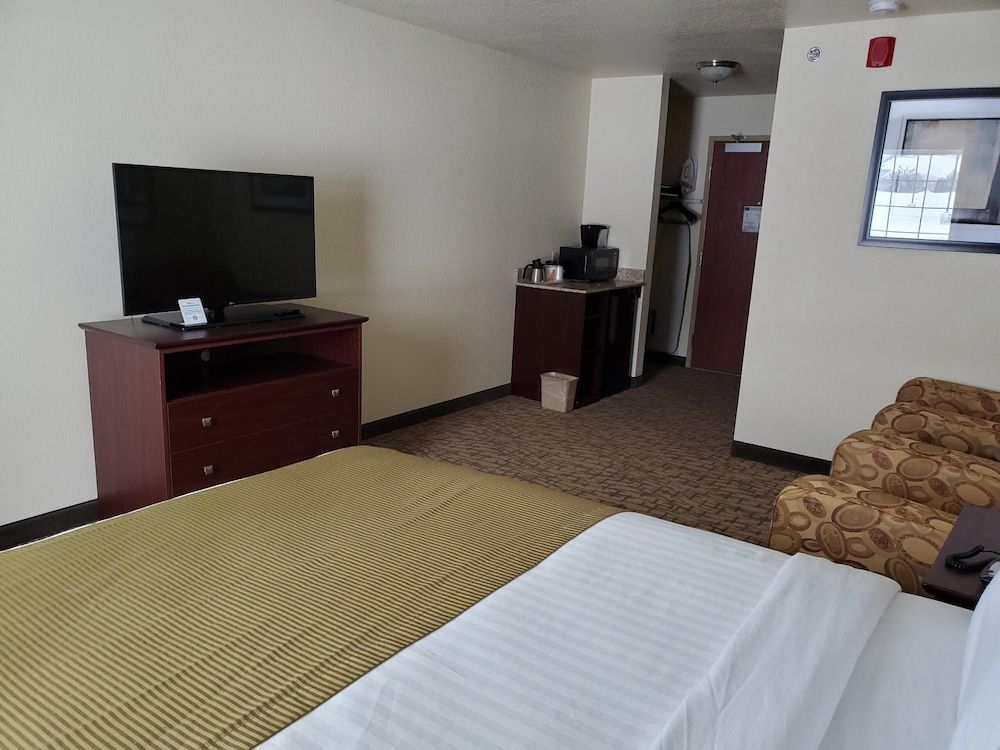 Cobblestone Inn & Suites - Barron Suite, 1 Queen Bed, Non Smoking 2