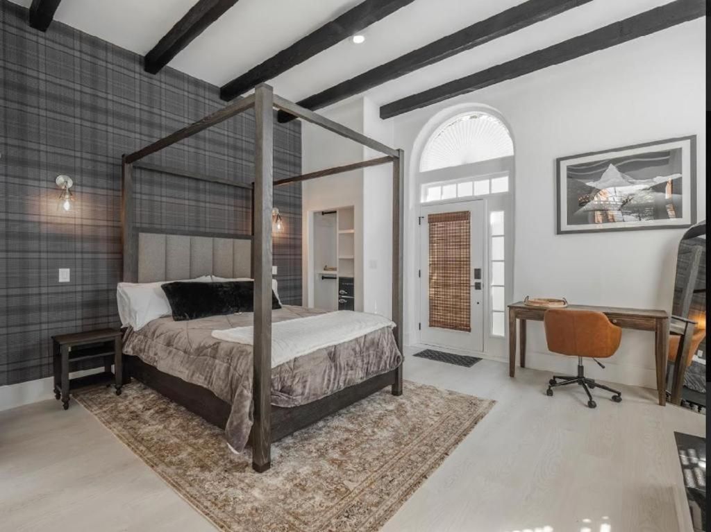 King Room with Roll-In Shower - Disability Access