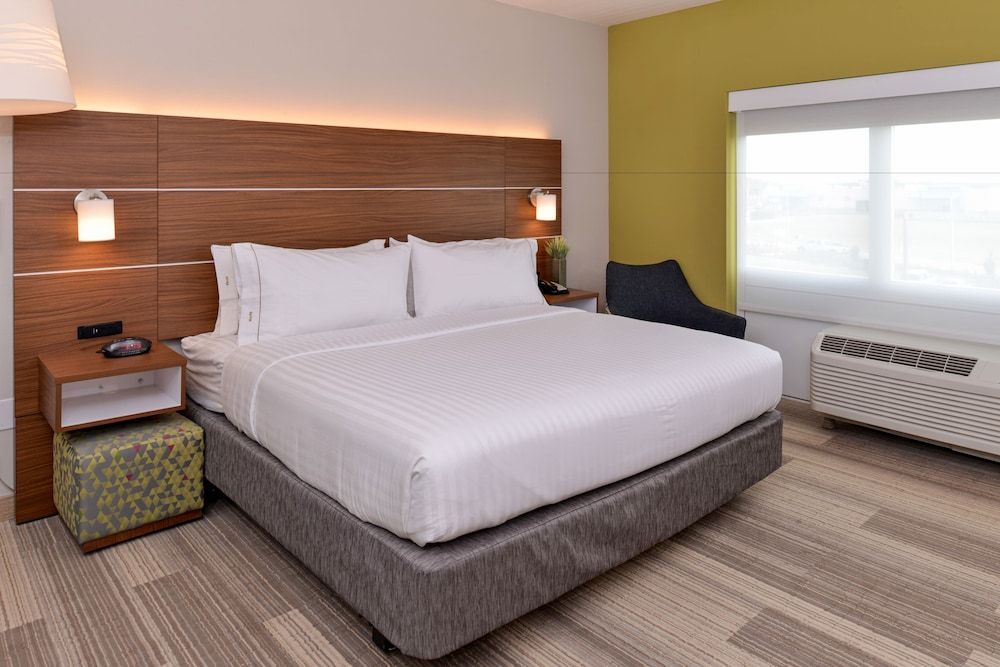 Standard Room, 1 King Bed, Accessible (Hearing, Roll-In Shower)