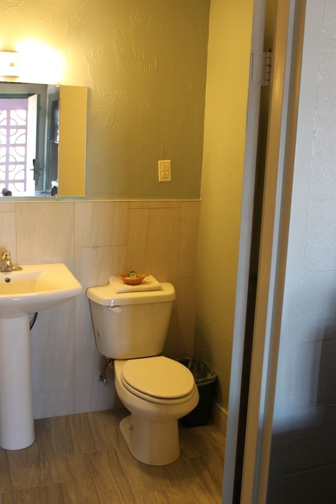 Century 21 Motel Room, 2 Double Beds, Non Smoking 7