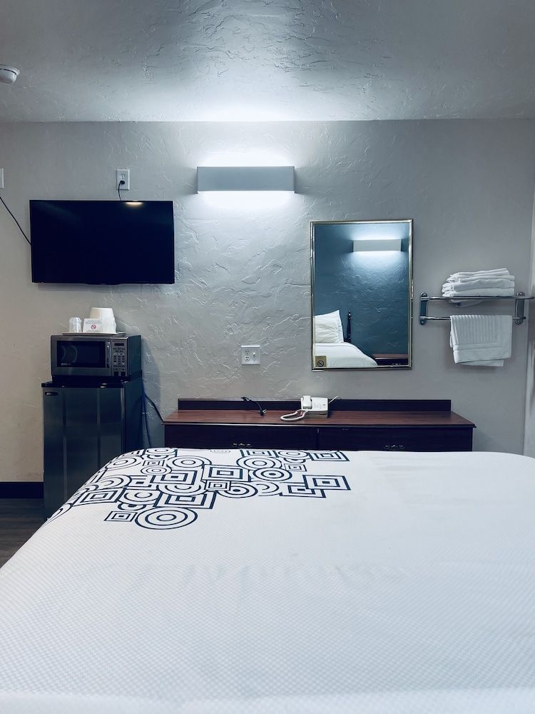 Century 21 Motel Room, 1 Queen Bed, Non Smoking 4