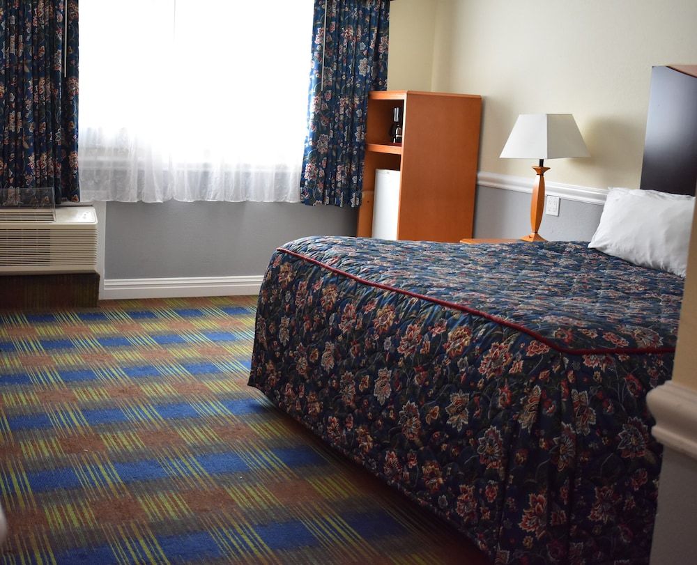 East Norwich Inn Standard Room, 1 King Bed 2