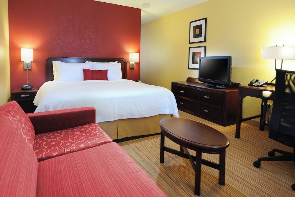 undefined Courtyard by Marriott Houston Hobby Airport 3