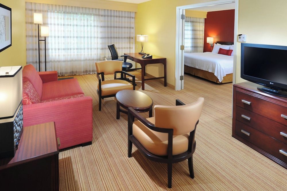 undefined Courtyard by Marriott Houston Hobby Airport 2