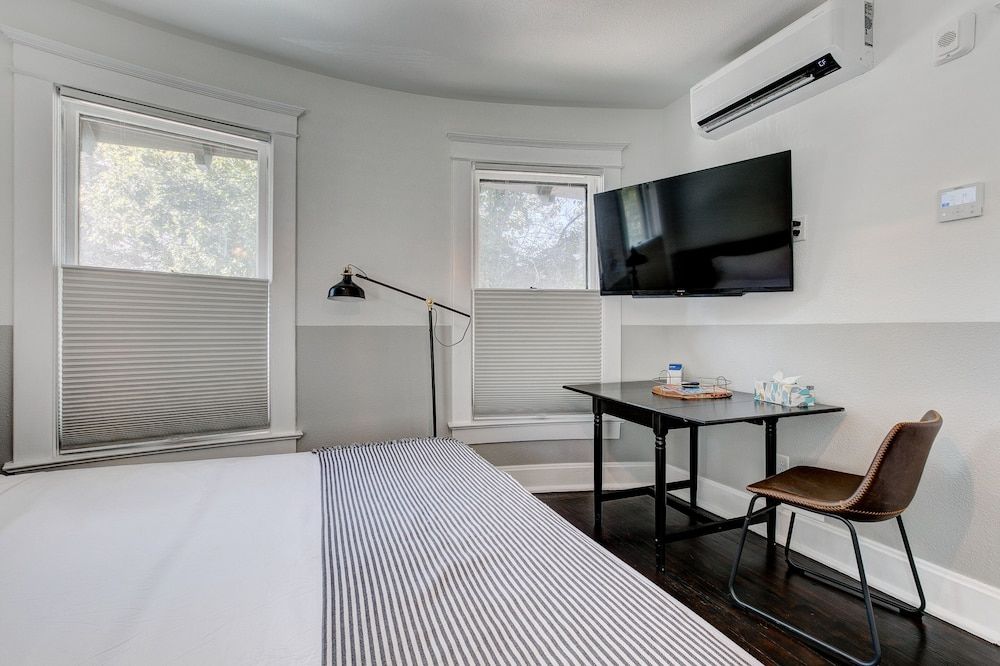 The Flats Room, 1 King Bed, Refrigerator, Corner 4