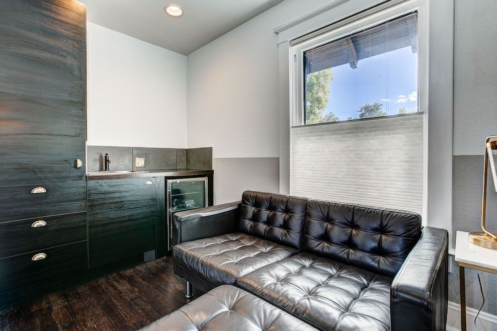 The Flats Room, 1 King Bed, Refrigerator, Corner 5