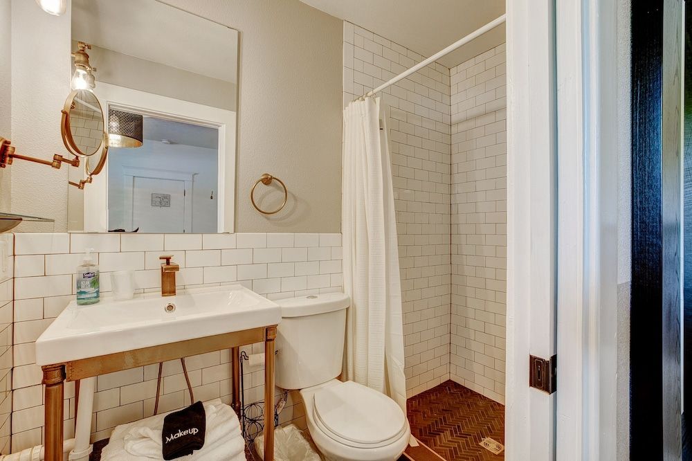 The Flats Room, 1 King Bed, Refrigerator, Ground Floor 4