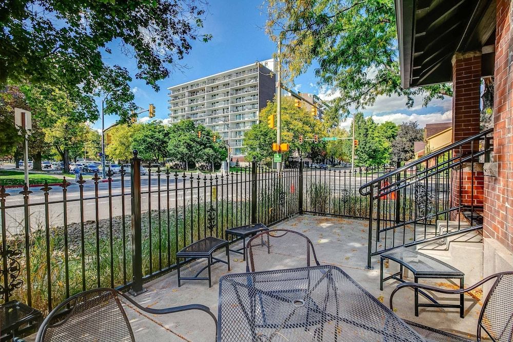 The Flats Room, 1 King Bed, Refrigerator, Corner 2