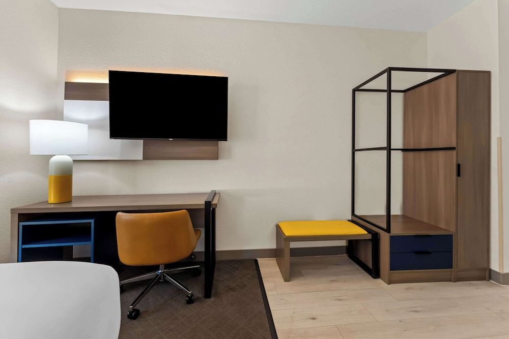 Comfort Suites Augusta Riverwatch Suite, 1 King Bed with Sofa bed, Accessible, Non Smoking 11