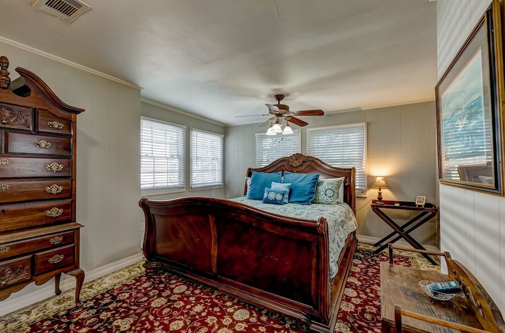 Steele Cottage Executive Studio Suite, 1 King Bed (Mae-Mae's Bedroom) 3