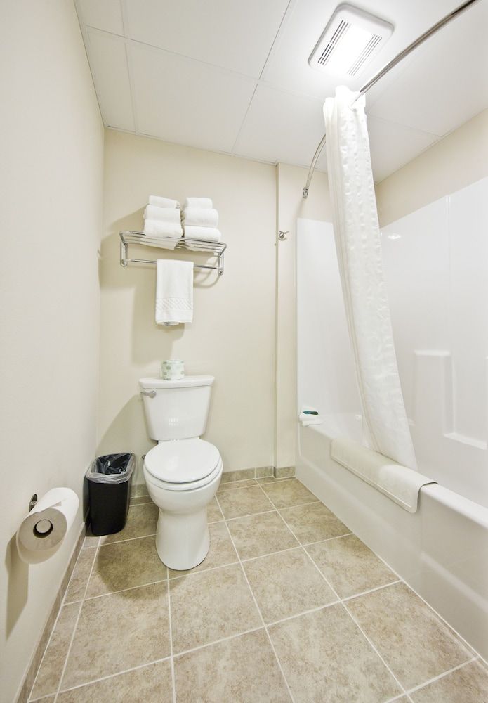 Cobblestone Inn & Suites - Newton Studio, Multiple Beds, Non Smoking 3