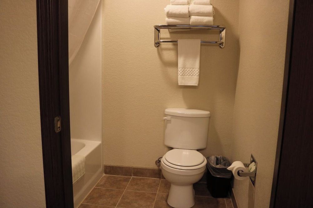 Cobblestone Inn & Suites - Newton Studio, Multiple Beds, Non Smoking 5
