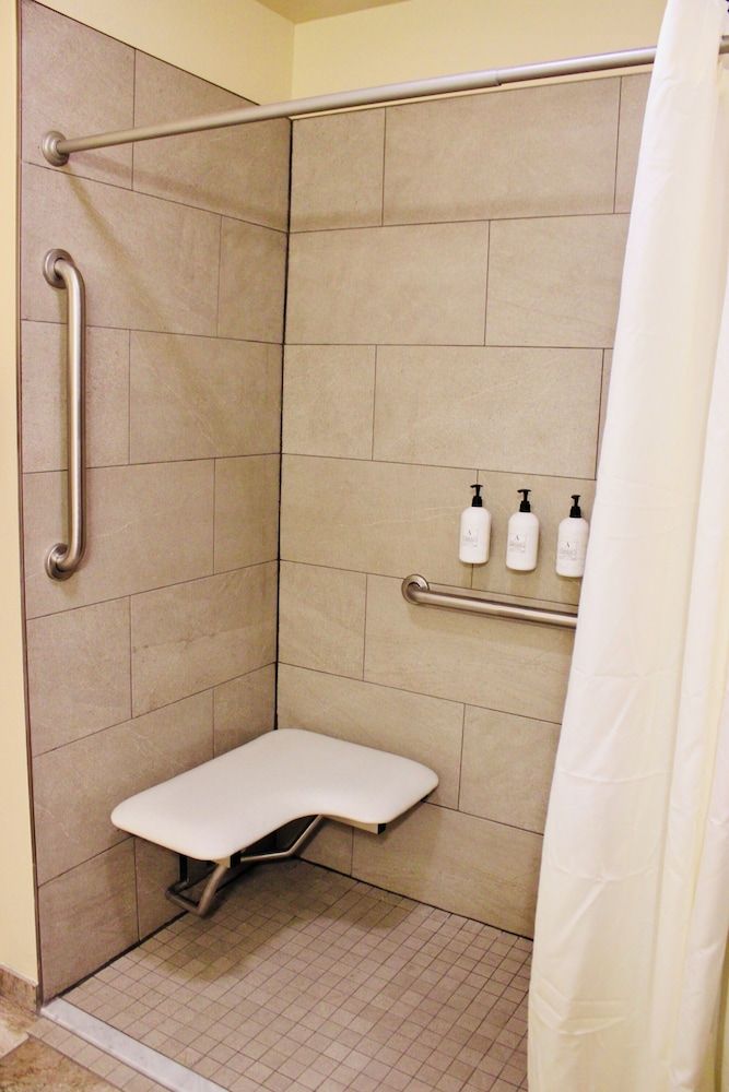 Cobblestone Hotel & Suites – Devils Lake Room, 1 King Bed, Accessible, Non Smoking 3