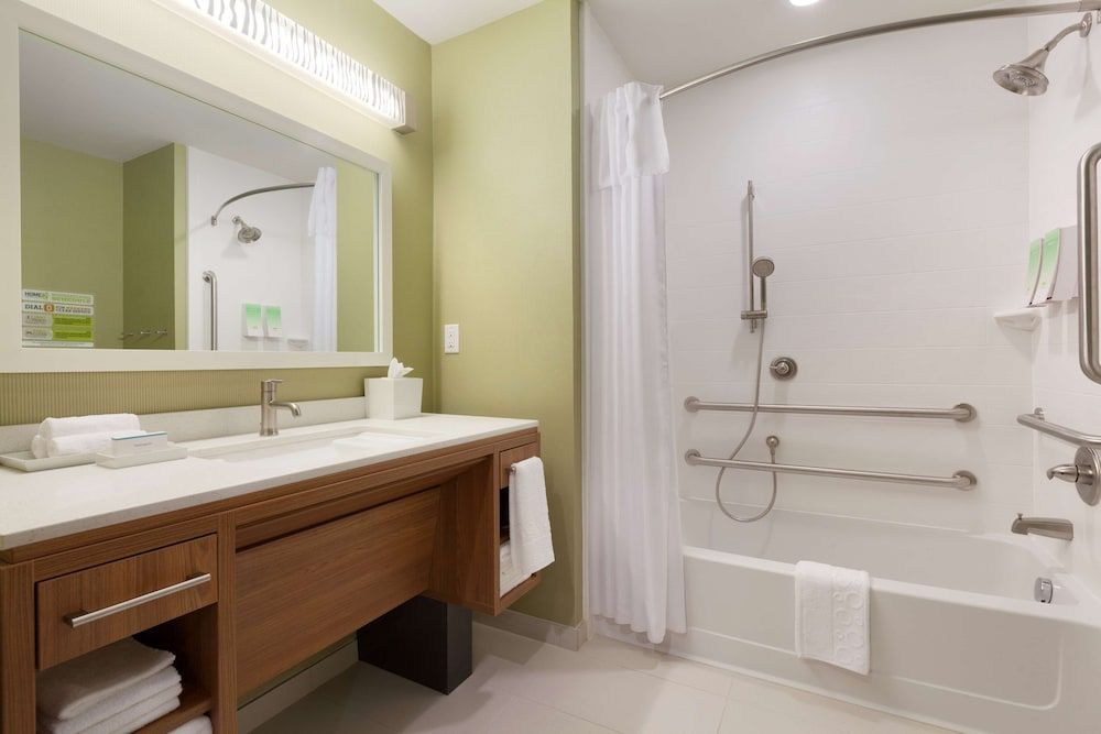 Studio, 1 King Bed, Accessible, Bathtub