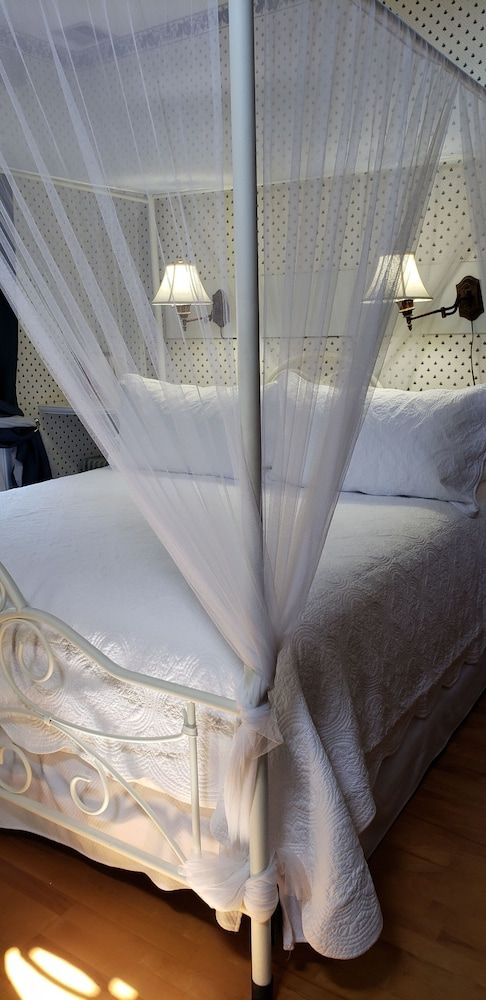 Cabernet House, An Old World Inn Night In Paris (Non-Pet Friendly) 2