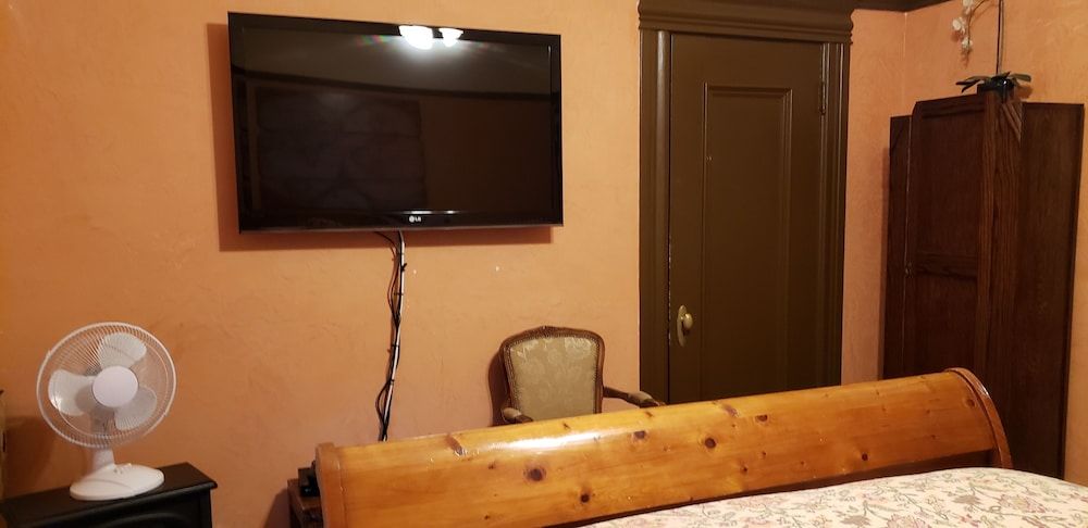 Cabernet House, An Old World Inn La Biblioteca (Non-Pet Friendly) 10