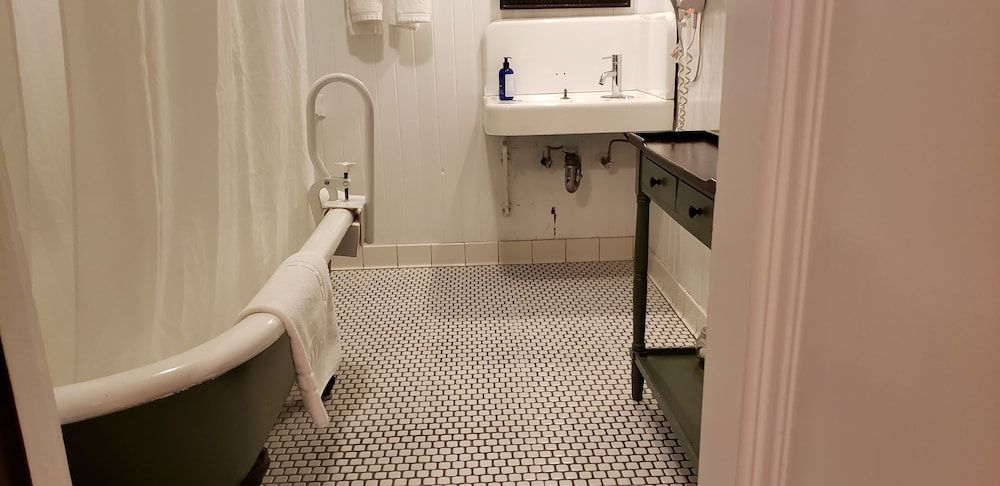 Cabernet House, An Old World Inn La Biblioteca (Non-Pet Friendly) 8