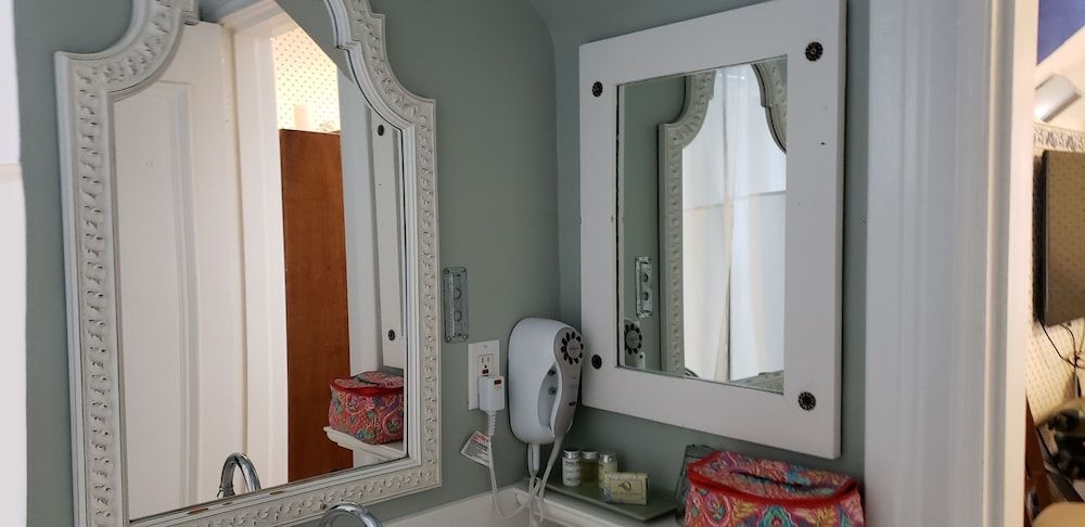 Cabernet House, An Old World Inn Night In Paris (Non-Pet Friendly) 5