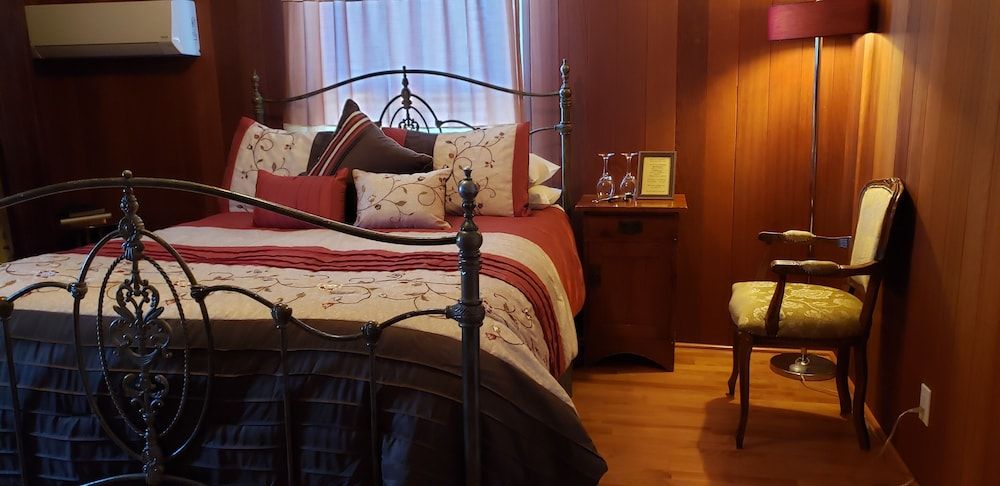 Cabernet House, An Old World Inn La Boheme (Non-Pet Friendly)