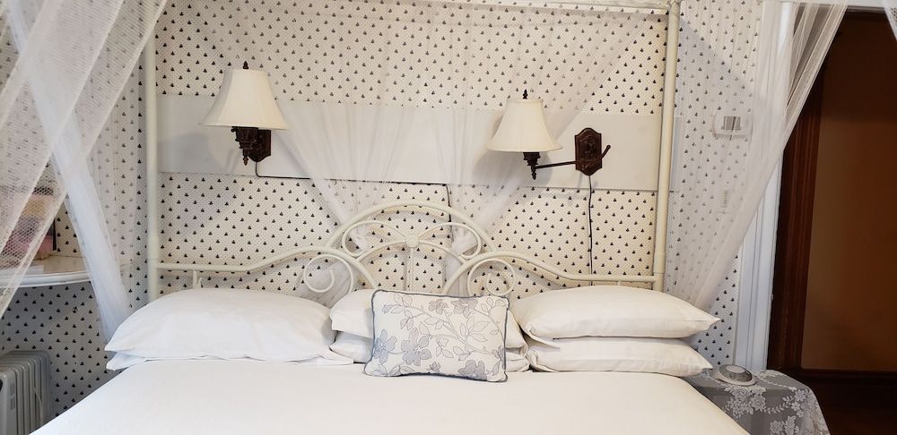 Cabernet House, An Old World Inn Night In Paris (Non-Pet Friendly) 3