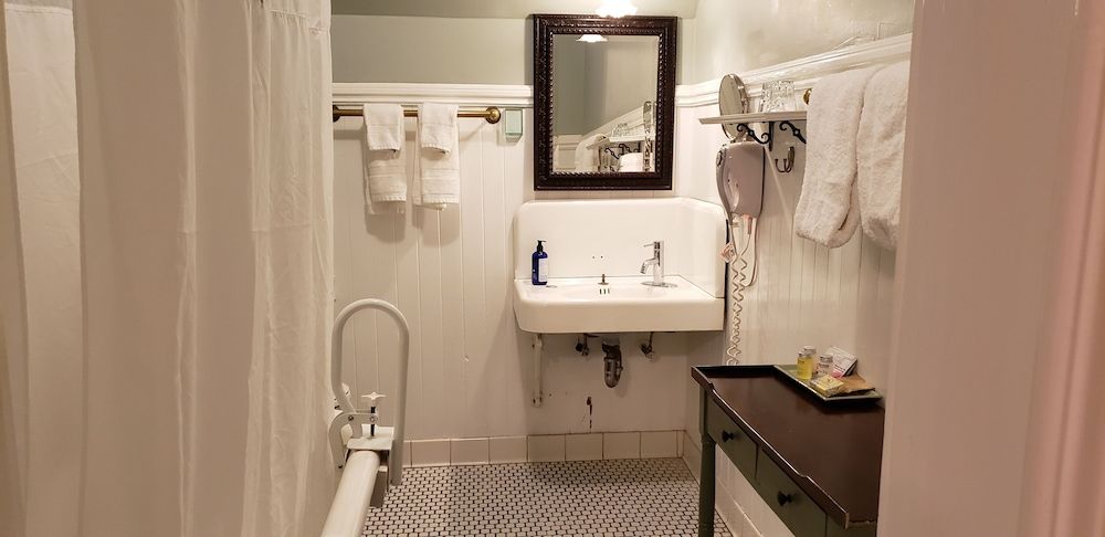 Cabernet House, An Old World Inn La Biblioteca (Non-Pet Friendly) 7