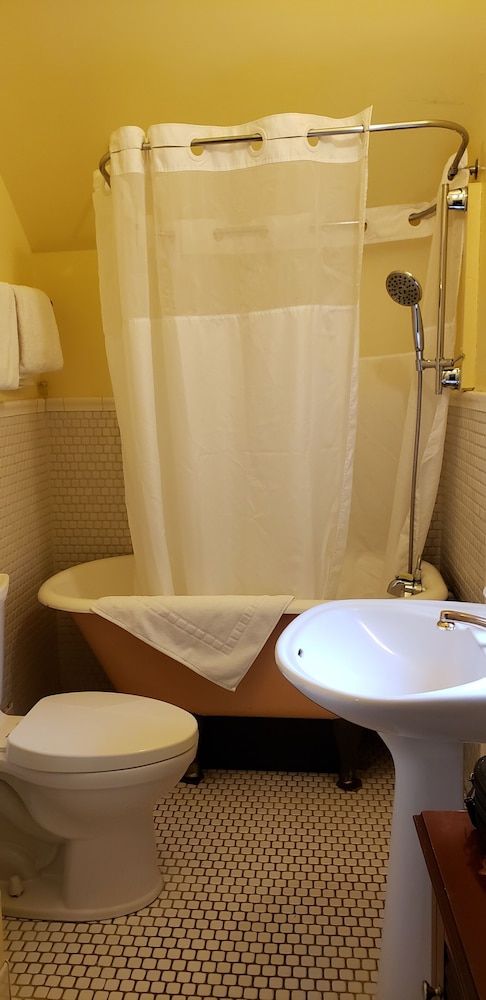 Cabernet House, An Old World Inn La Boheme (Non-Pet Friendly) 4