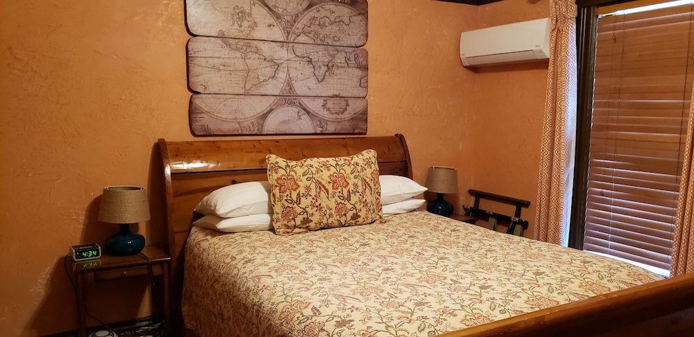 Cabernet House, An Old World Inn La Biblioteca (Non-Pet Friendly) 3