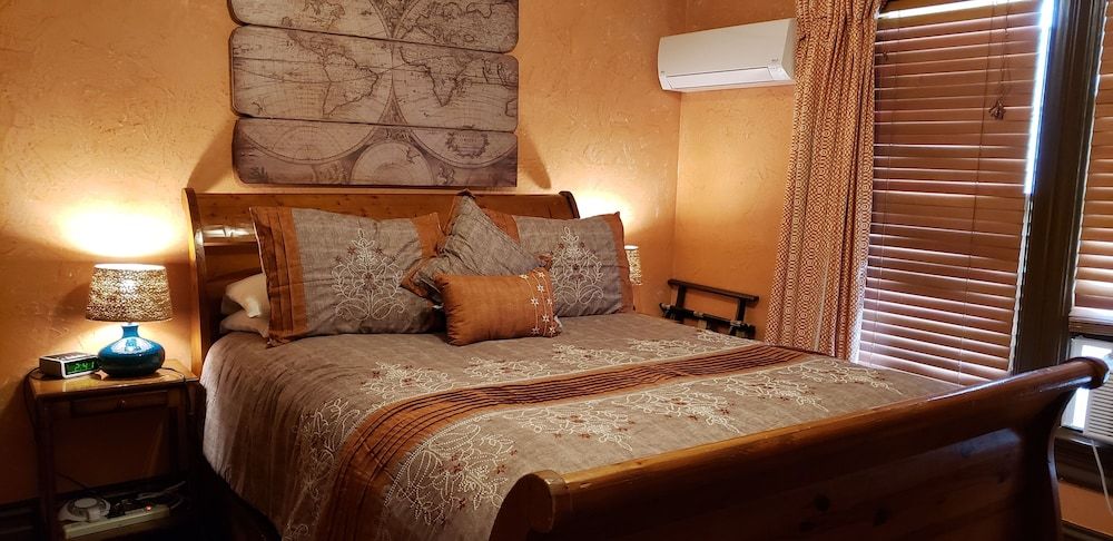 Cabernet House, An Old World Inn La Biblioteca (Non-Pet Friendly) 5