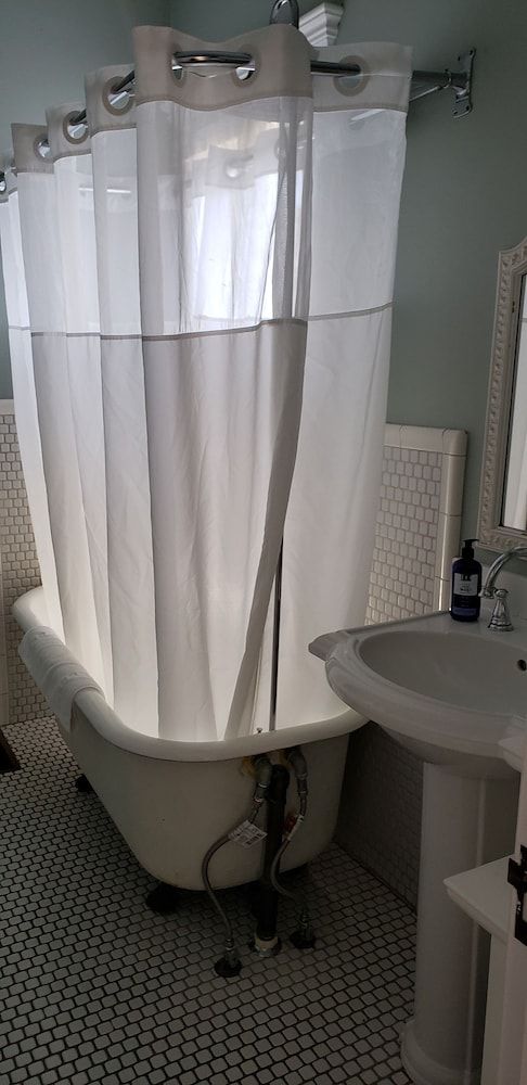 Cabernet House, An Old World Inn Night In Paris (Non-Pet Friendly) 6