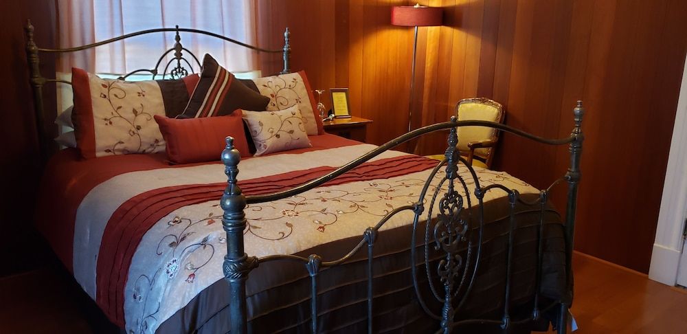 Cabernet House, An Old World Inn La Boheme (Non-Pet Friendly) 2