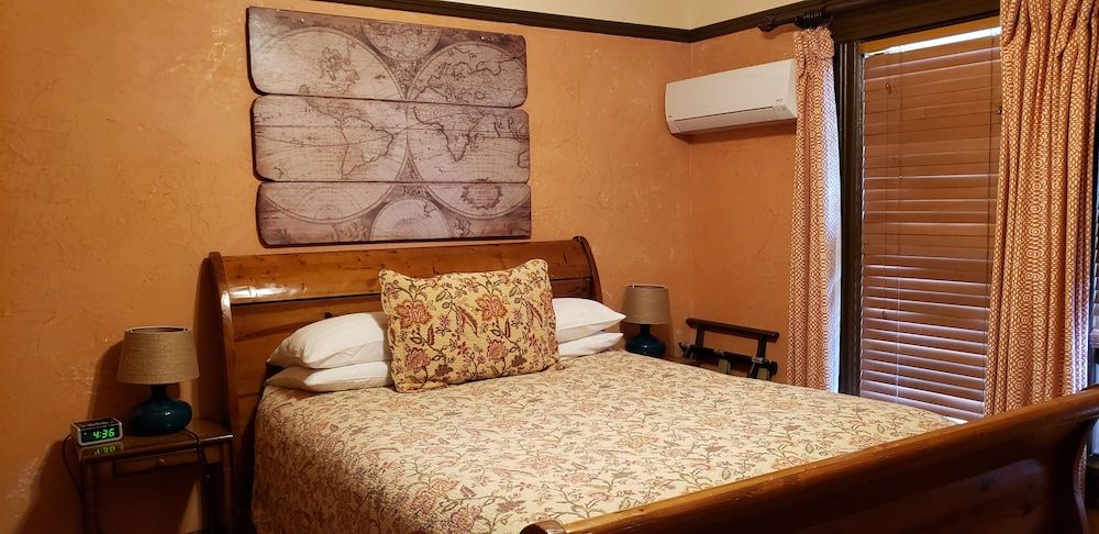 Cabernet House, An Old World Inn La Biblioteca (Non-Pet Friendly) 2