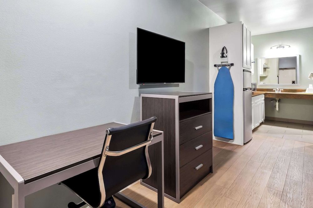 Econo Lodge Inn & Suites Room, 2 Double Beds, Smoking (Efficiency) 4