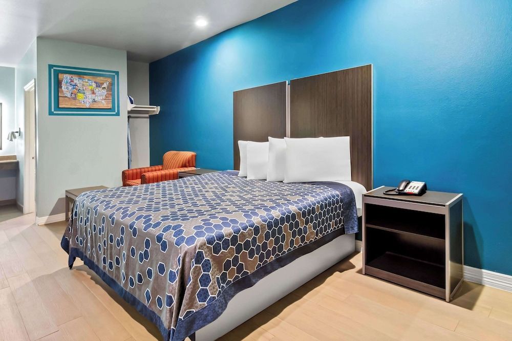 Econo Lodge Inn & Suites Room, 1 King Bed, Non Smoking 2
