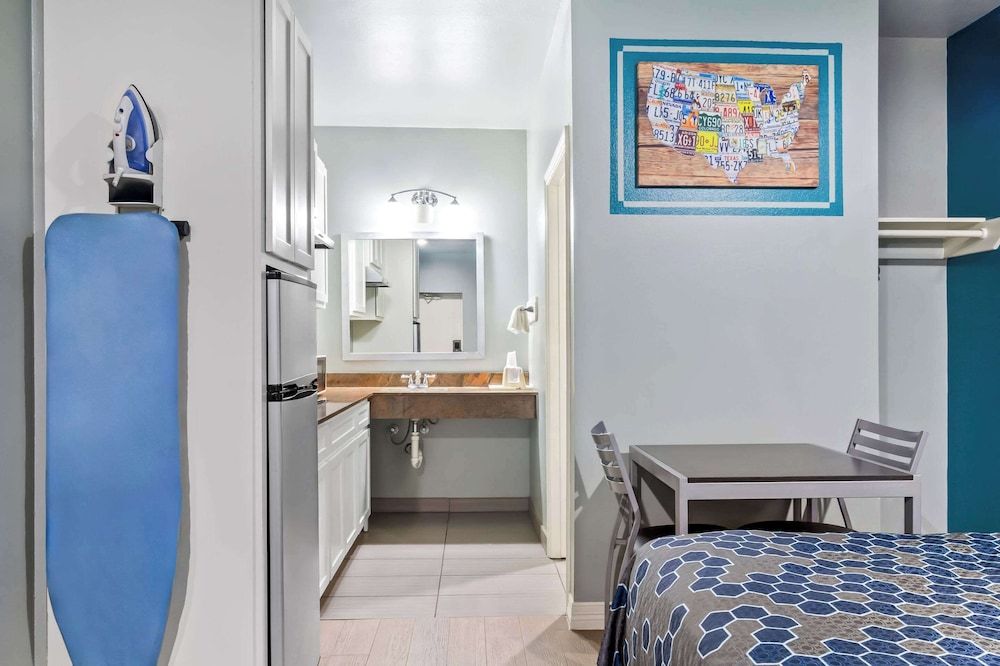 Econo Lodge Inn & Suites Room, 1 King Bed, Non Smoking (Efficiency) 2