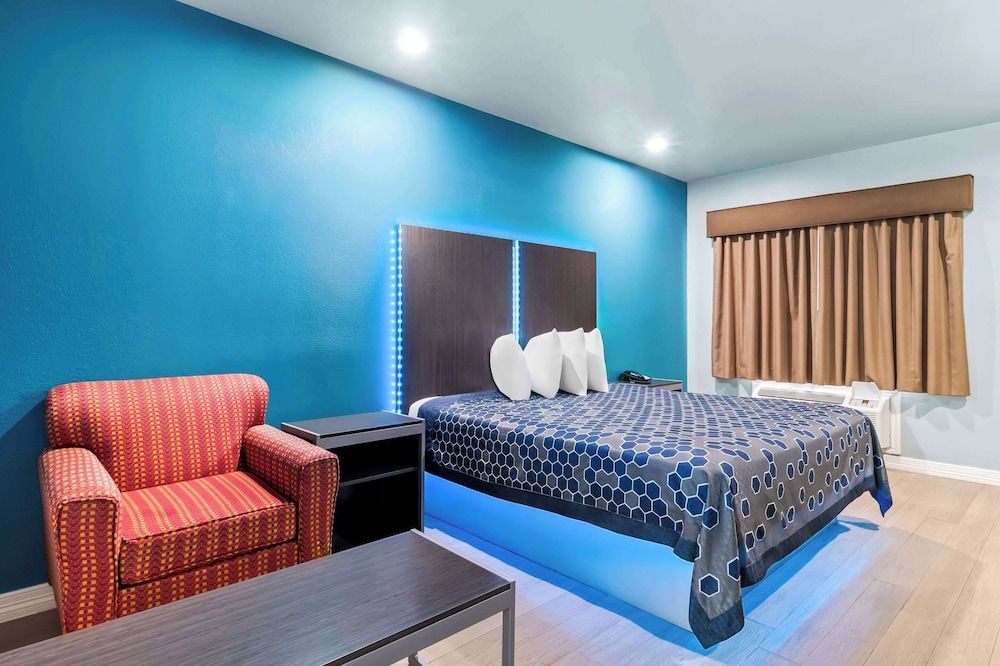 Econo Lodge Inn & Suites Room, 1 King Bed, Non Smoking 3