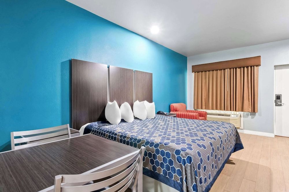 Econo Lodge Inn & Suites Room, 1 King Bed, Non Smoking (Efficiency)