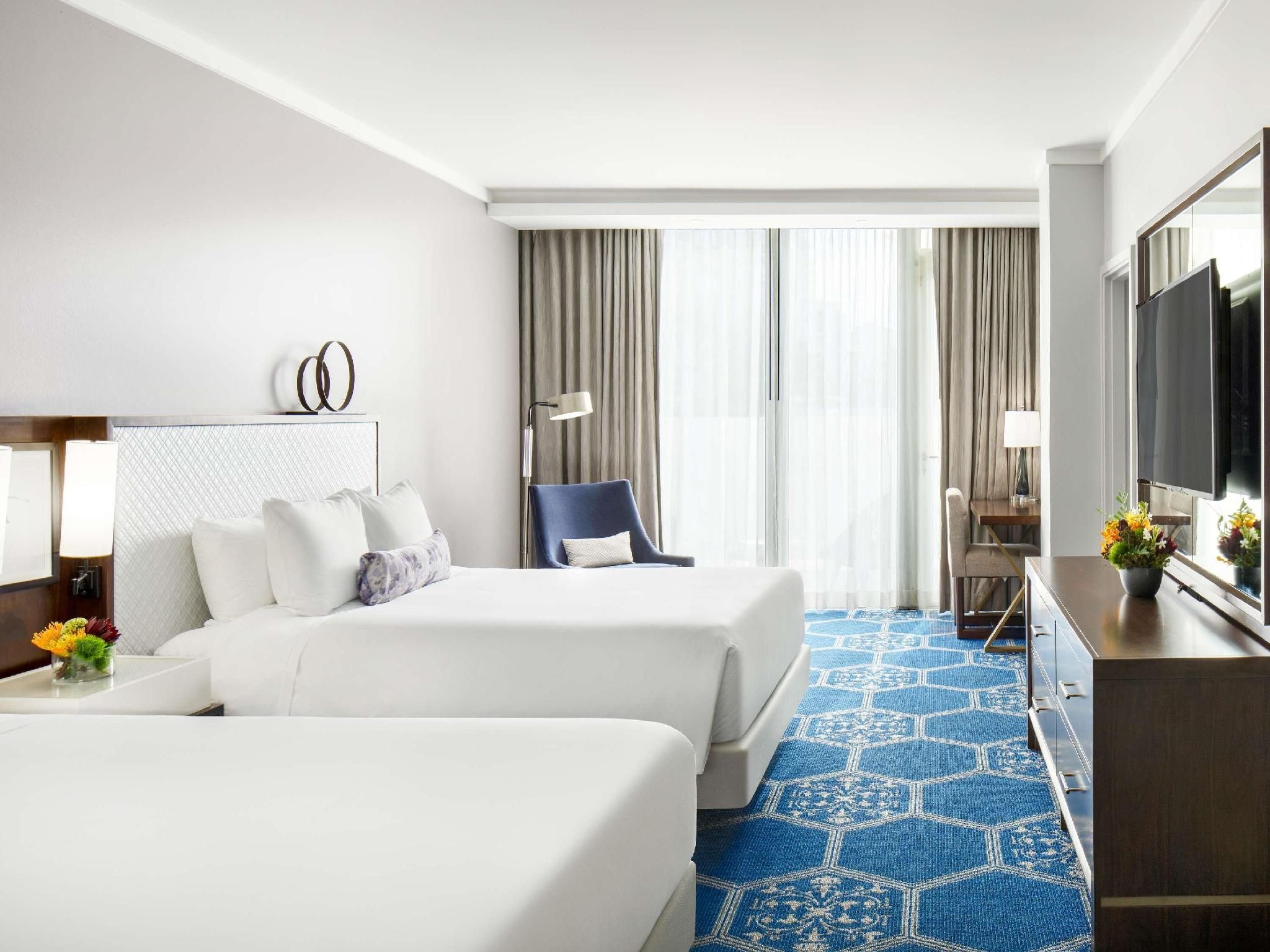 FAIRMONT 2 QUEEN HEARING AND MOBILITY ACCESSIBL E - ROLL-IN SHOWER, Grand Tower