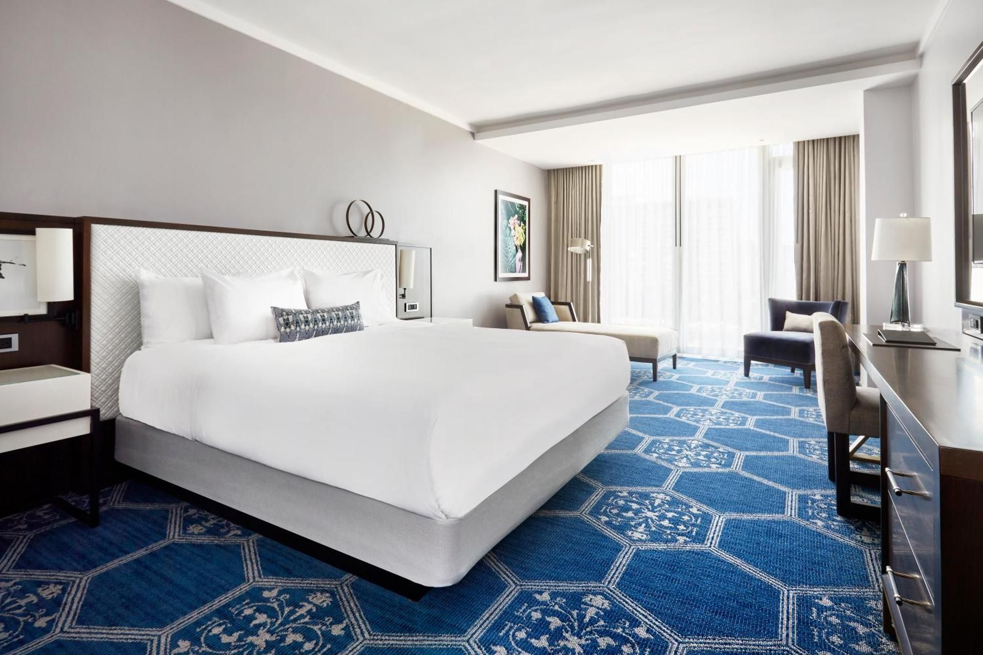 FAIRMONT 1 KING MOBILITY ACCESSIBLE - ROLL-IN S HOWER, 445SF,41SM, Grand Tower