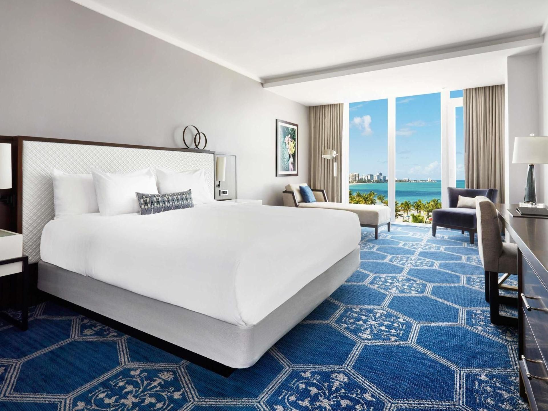 SIGNATURE OCEAN VIEW 1 KING MOBILITY ACCESSIBLE - ROLL-IN SHOWER, 445SF,41SM, Grand Tower