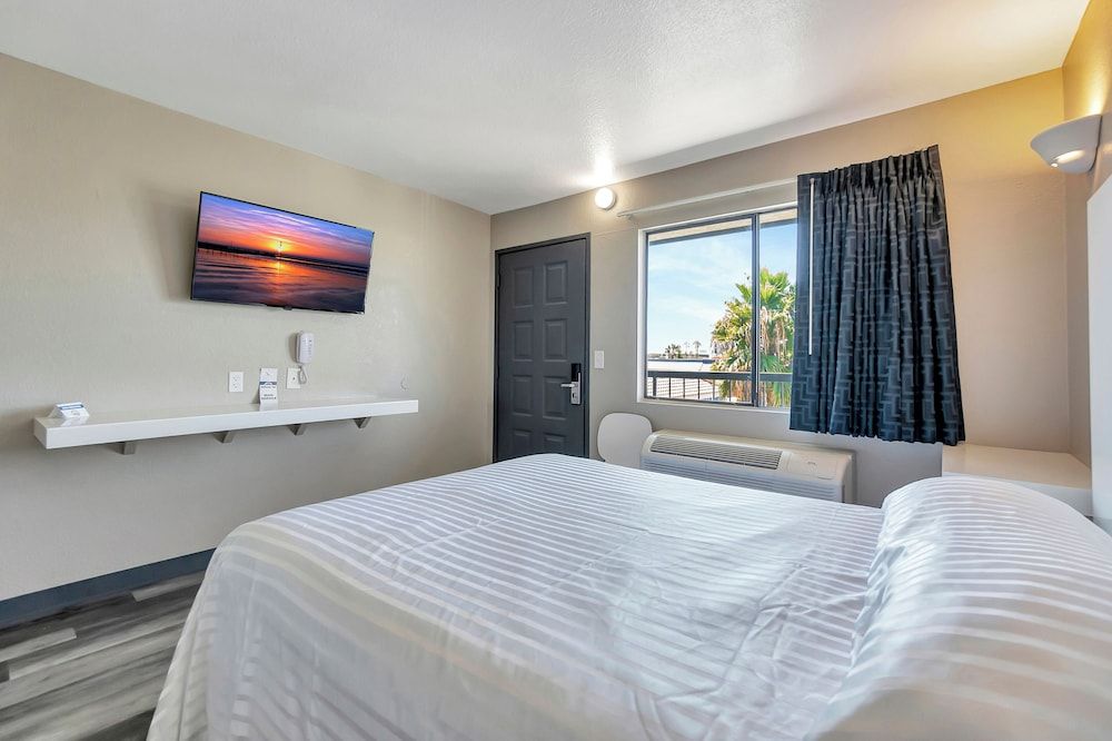 Morada Inn - Near Garden Grove Park Economy Room, 1 Queen Bed, Non Smoking 2