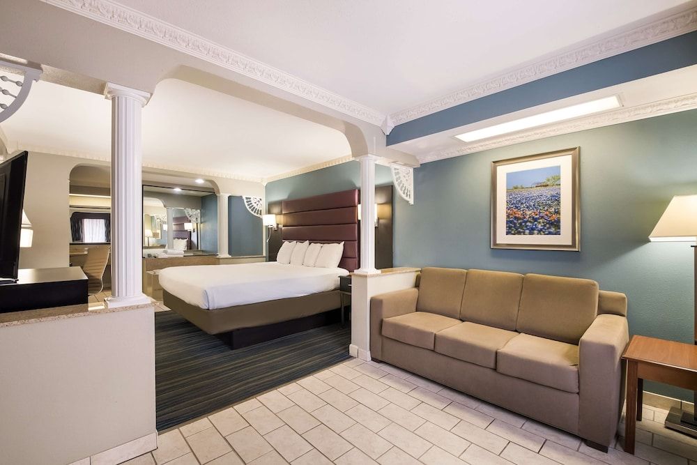 Suite, 1 King Bed, Jetted Tub (Oversized Room)