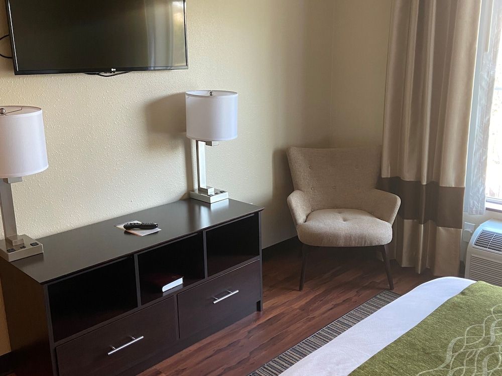 Comfort Inn Connellsville Riverview Standard Room, 1 King Bed, Non Smoking 6