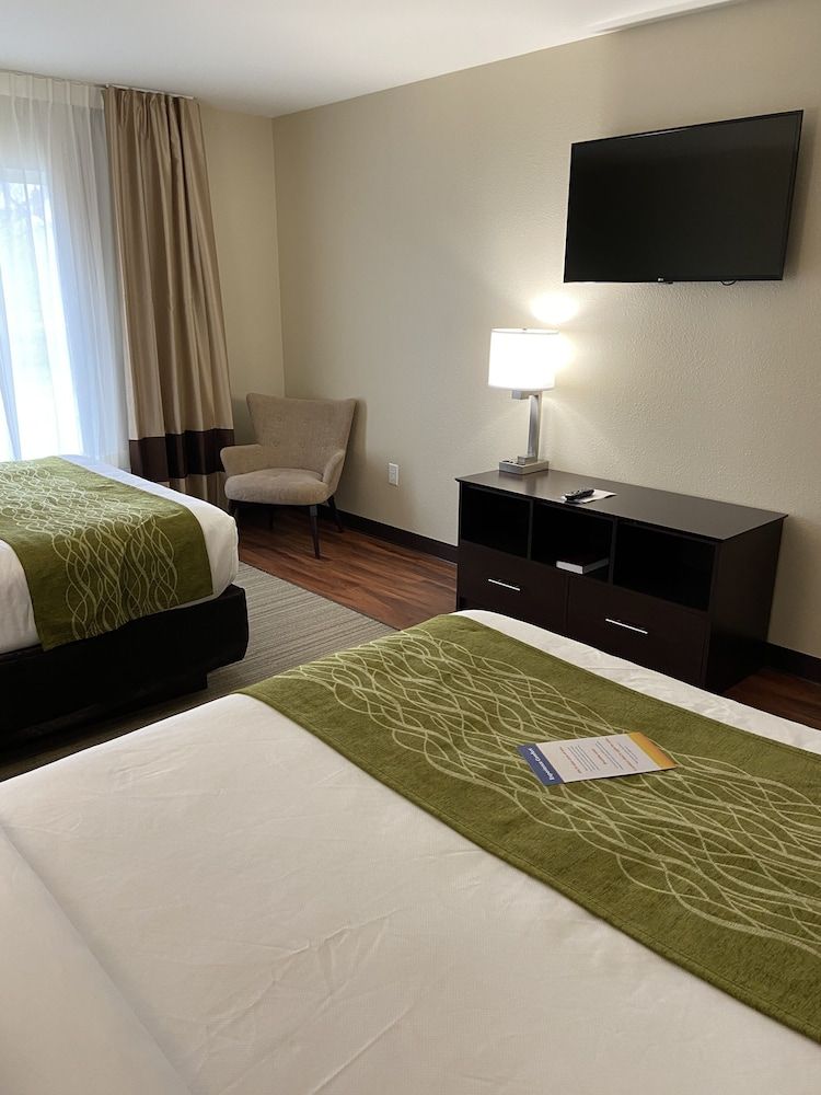 Comfort Inn Connellsville Riverview Room, 2 Queen Beds, Accessible, Non Smoking 3