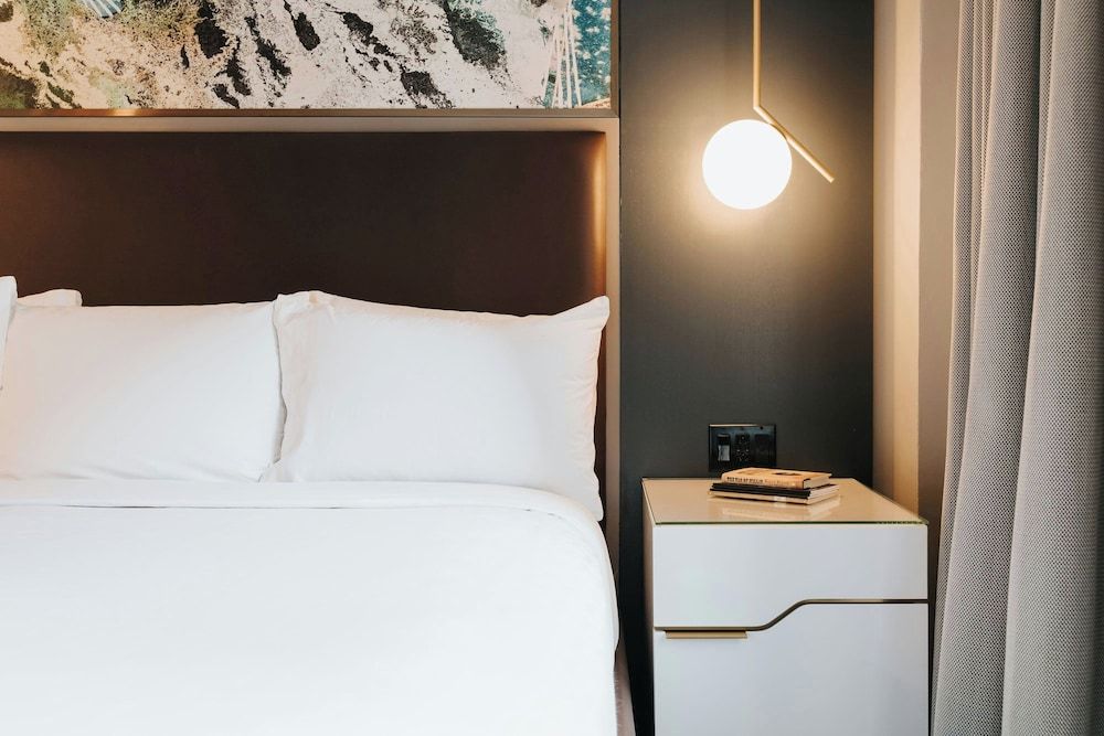 Deluxe Room, 1 King Bed, Non Smoking, Corner
