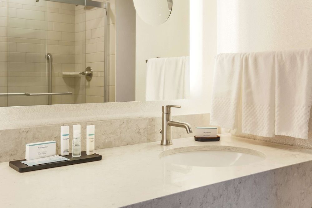 Embassy Suites by Hilton Syracuse Destiny USA Suite, 2 Queen Beds, Corner 3