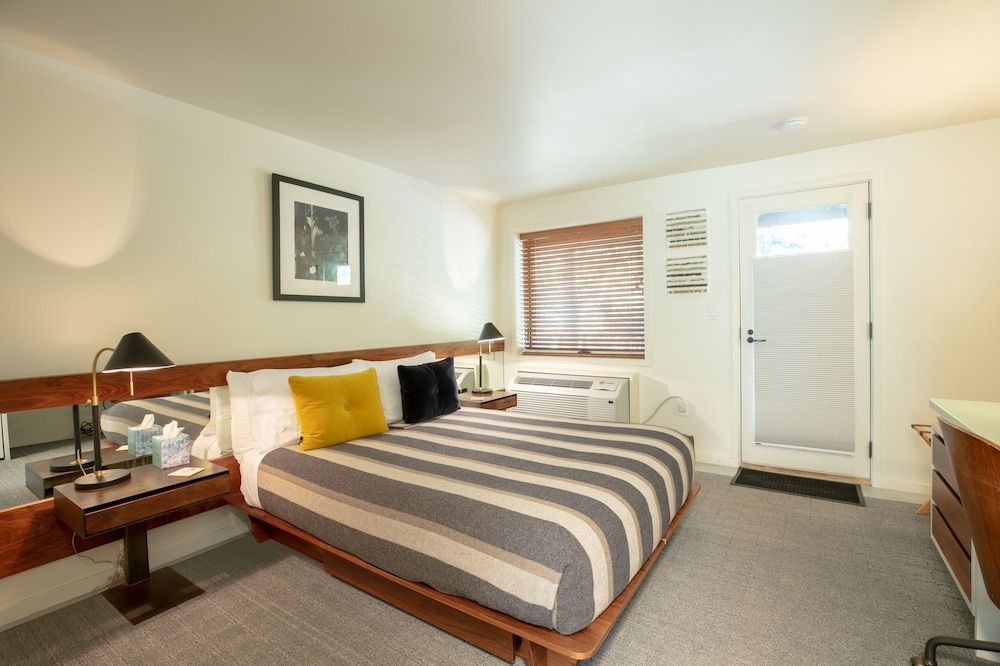 Little Beaver Inn Romantic Room, 1 Bedroom, Accessible, Courtyard View 5